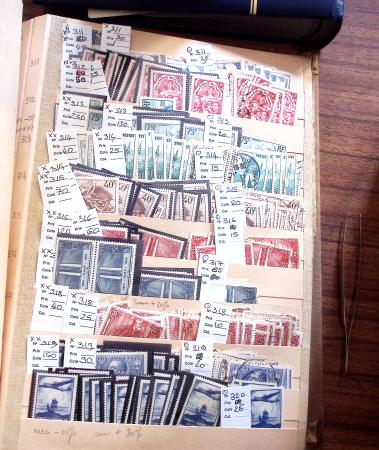 1849-1979, Important stock de timbres en 8 classeurs