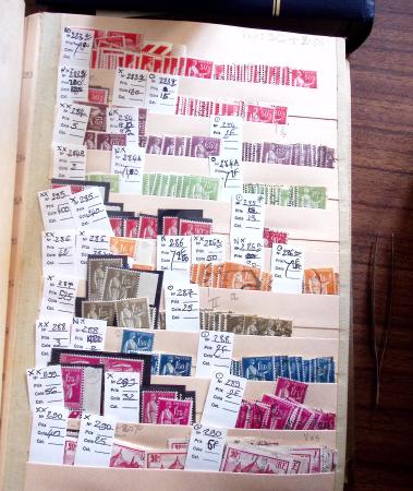1849-1979, Important stock de timbres en 8 classeurs