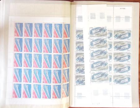 1930-1998, Lot de fin de catalogue, rangé dans 9 classeurs