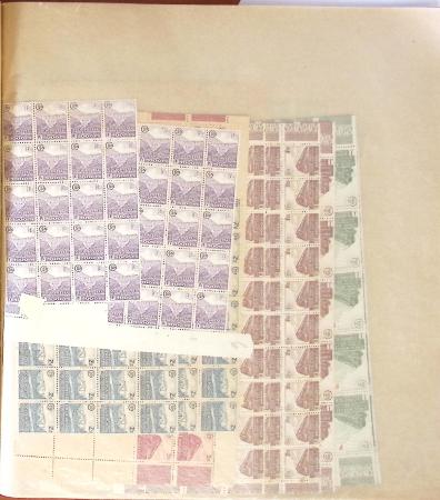 1930-1998, Lot de fin de catalogue, rangé dans 9 classeurs