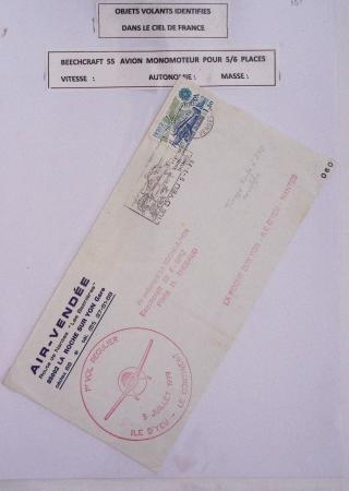 Collection de 38 pages intitulée "objets volants identifiés