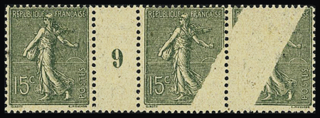N°130 type 4, bande de 3 interpanneau millésime 9 avec absence d'impression affectant 2 timbres. TB