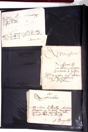57 lettres anciennes du Pas de Calais dans un classeur noir dont Arras (1705 - 1710 etc), Aire (1704 et 1744), "Deb d'Aire" (1804 - manuscrit), 2 marques "Franc" manuscrit sur lettres de Calais pour Boulogne sur Mer