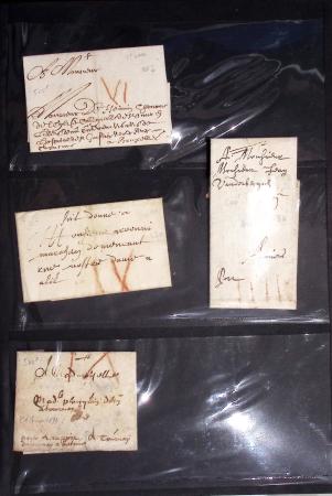 57 lettres anciennes du Pas de Calais dans un classeur noir dont Arras (1705 - 1710 etc), Aire (1704 et 1744), "Deb d'Aire" (1804 - manuscrit), 2 marques "Franc" manuscrit sur lettres de Calais pour Boulogne sur Mer
