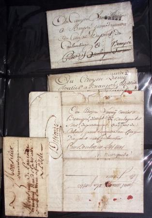 57 lettres anciennes du Pas de Calais dans un classeur noir dont Arras (1705 - 1710 etc), Aire (1704 et 1744), "Deb d'Aire" (1804 - manuscrit), 2 marques "Franc" manuscrit sur lettres de Calais pour Boulogne sur Mer