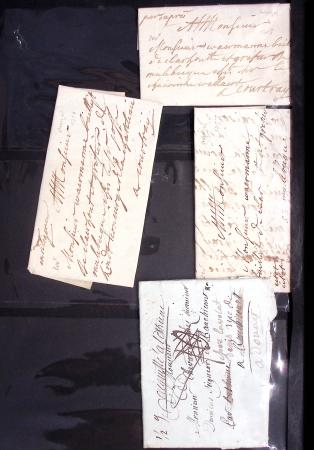 57 lettres anciennes du Pas de Calais dans un classeur noir dont Arras (1705 - 1710 etc), Aire (1704 et 1744), "Deb d'Aire" (1804 - manuscrit), 2 marques "Franc" manuscrit sur lettres de Calais pour Boulogne sur Mer