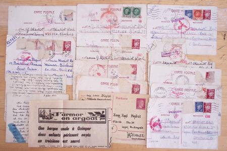 Lot de 11 entiers Pétain (timbres arrachés par la censure allemande) adressés à un déporté français du camp de concentration de Buchenwald. Rare