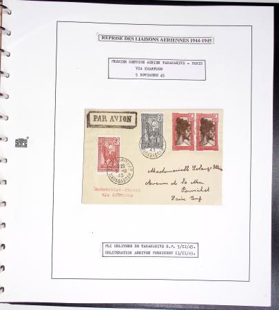 Collection de 60 pages dans reliure Safe noir : la reprise des relations aériennes françaises 1944 - 1945 dont Saumur - La Réunion (20.5.45) avec vignette tricolore. TB