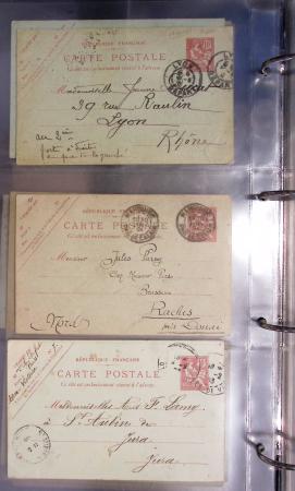 Lot de 77 entiers cartes postales 10c Mouchon et 10c Mouchon retouché avec illustrations dessinées ou peintes à la main. TB