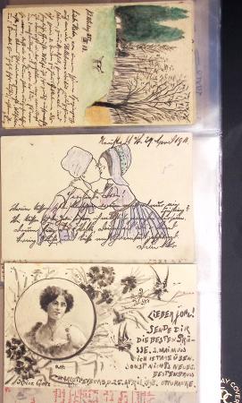 Album noir contenant 160 entiers cartes postales étrangères avec illustrations dessinées ou peintes à la main dont Autriche (10) - Allemagne (63) - Sarre (1) - Suisse (24) - Belgique (9) - Portugal (3) - Danemark (1)