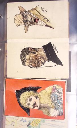 Album noir contenant 160 entiers cartes postales étrangères avec illustrations dessinées ou peintes à la main dont Autriche (10) - Allemagne (63) - Sarre (1) - Suisse (24) - Belgique (9) - Portugal (3) - Danemark (1)