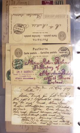 Album noir contenant 160 entiers cartes postales étrangères avec illustrations dessinées ou peintes à la main dont Autriche (10) - Allemagne (63) - Sarre (1) - Suisse (24) - Belgique (9) - Portugal (3) - Danemark (1)