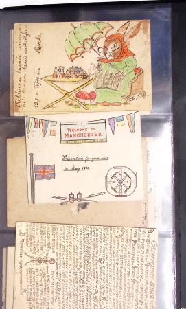 Album noir contenant 160 entiers cartes postales étrangères avec illustrations dessinées ou peintes à la main dont Autriche (10) - Allemagne (63) - Sarre (1) - Suisse (24) - Belgique (9) - Portugal (3) - Danemark (1)
