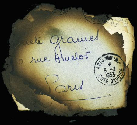 Env. brûlée d'Abidjan pour Paris + env de réexpédition PTT de Bordeaux Gare (9.2.1953) + lettre ronéotypée des PTT "correspondance détériorée au cours de l'accident survenu à la liaison aérienne Abidjan - Conakry - Dakar