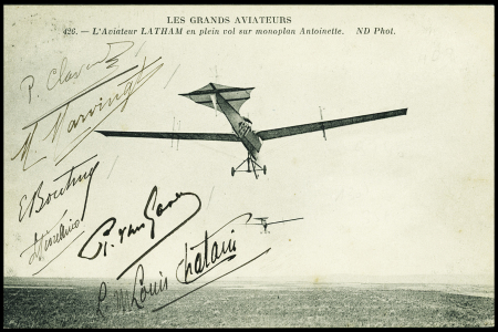 Carte postale "L'aviateur Latham en plein vol sur monoplan Antoinette" (ND n°426) avec 6 signatures d'aviateurs dont Louis Chatain et Marie Marvingt. TB