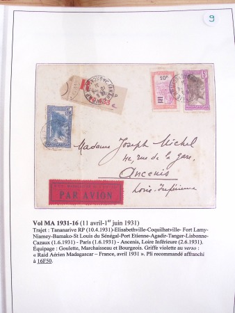 Collection de 82 plis dans un classeur de bureau blanc avec descriptions : "Dix-huit ans de liaisons postales aériennes avec Madagascar (1929 - 1946)"