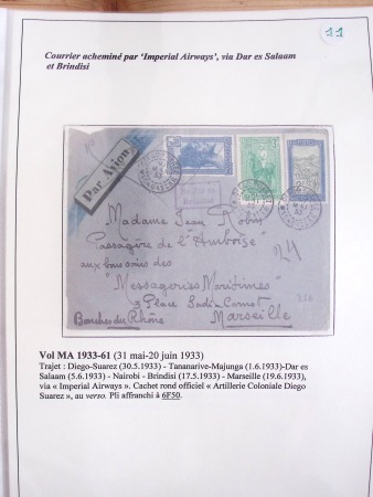 Collection de 82 plis dans un classeur de bureau blanc avec descriptions : "Dix-huit ans de liaisons postales aériennes avec Madagascar (1929 - 1946)"