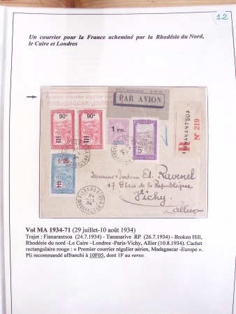 Collection de 82 plis dans un classeur de bureau blanc avec descriptions : "Dix-huit ans de liaisons postales aériennes avec Madagascar (1929 - 1946)"