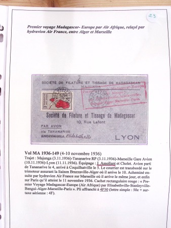 Collection de 82 plis dans un classeur de bureau blanc avec descriptions : "Dix-huit ans de liaisons postales aériennes avec Madagascar (1929 - 1946)"