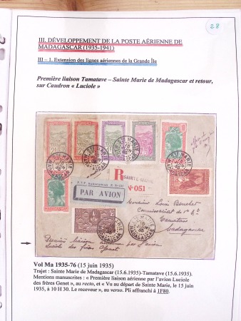 Collection de 82 plis dans un classeur de bureau blanc avec descriptions : "Dix-huit ans de liaisons postales aériennes avec Madagascar (1929 - 1946)"