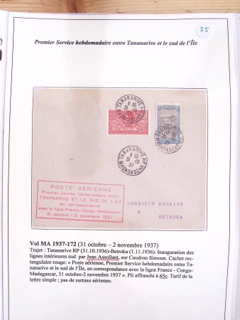 Collection de 82 plis dans un classeur de bureau blanc avec descriptions : "Dix-huit ans de liaisons postales aériennes avec Madagascar (1929 - 1946)"