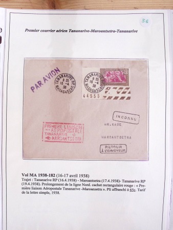 Collection de 82 plis dans un classeur de bureau blanc avec descriptions : "Dix-huit ans de liaisons postales aériennes avec Madagascar (1929 - 1946)"