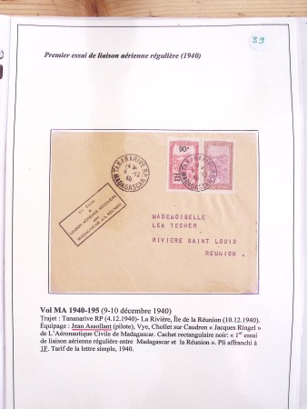 Collection de 82 plis dans un classeur de bureau blanc avec descriptions : "Dix-huit ans de liaisons postales aériennes avec Madagascar (1929 - 1946)"