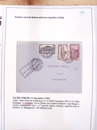 Collection de 82 plis dans un classeur de bureau blanc avec descriptions : "Dix-huit ans de liaisons postales aériennes avec Madagascar (1929 - 1946)"
