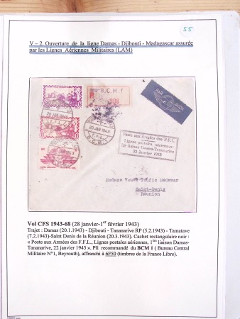Collection de 82 plis dans un classeur de bureau blanc avec descriptions : "Dix-huit ans de liaisons postales aériennes avec Madagascar (1929 - 1946)"