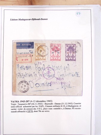 Collection de 82 plis dans un classeur de bureau blanc avec descriptions : "Dix-huit ans de liaisons postales aériennes avec Madagascar (1929 - 1946)"