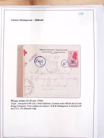 Collection de 82 plis dans un classeur de bureau blanc avec descriptions : "Dix-huit ans de liaisons postales aériennes avec Madagascar (1929 - 1946)"