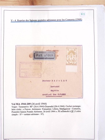 Collection de 82 plis dans un classeur de bureau blanc avec descriptions : "Dix-huit ans de liaisons postales aériennes avec Madagascar (1929 - 1946)"