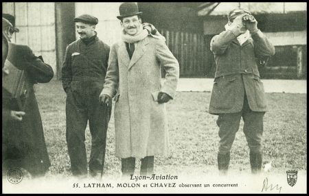 Carte postale représentant Chavez, Latham et Léon Molon à la semaine d'aviation avec les signatures de ces 3 grands aviateurs. RR et TB