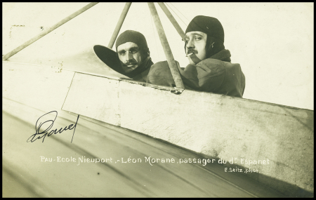 CP photo "Pau. Ecole Nieuport - Léon Morane passager du Dr Espanet" avec signature d'Espanet. TB
