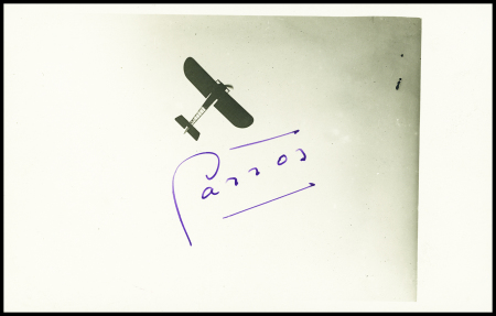 Carte postale photo (monoplan en vol) avec signature "Garros". Jolie pièce. RR