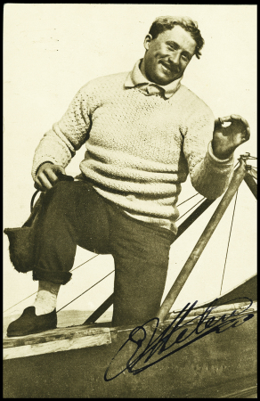 Carte postale photo : Emmanuel Helen descendant de son avion (pilote d'essai chez Nieuport) avec signature. TB