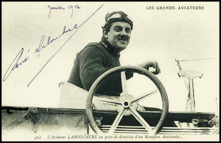 Carte postale "Les grands aviateurs - Labouchère au poste de direction d'un monoplan Antoinette" avec signature (1912). TB