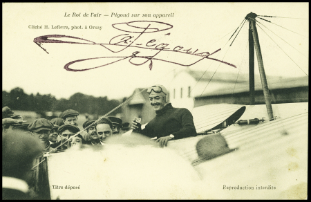 Carte postale "Le roi de l'air - Pégoud sur son appareil" avec signature au tampon "A.Pegoud". Rare et TB
