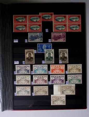 1859-1940, Ensemble de neufs et d'obl. en 19 classeurs