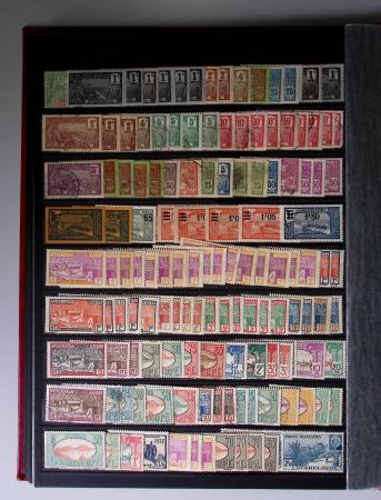 1859-1940, Ensemble de neufs et d'obl. en 19 classeurs