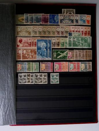 1859-1940, Ensemble de neufs et d'obl. en 19 classeurs