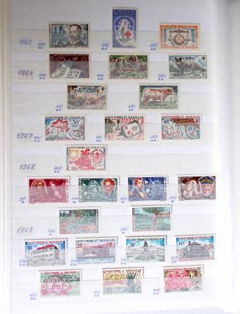 1859-1940, Ensemble de neufs et d'obl. en 19 classeurs