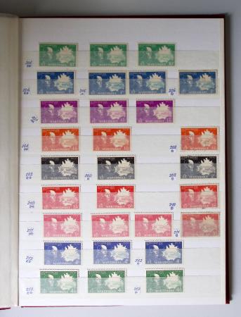1859-1940, Ensemble de neufs et d'obl. en 19 classeurs