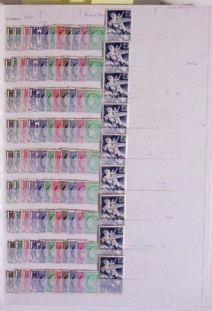 1945-1988, Stock de France en 5 classeurs, neufs avec