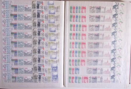 1945-1988, Stock de France en 5 classeurs, neufs avec
