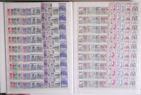 1945-1988, Stock de France en 5 classeurs, neufs avec