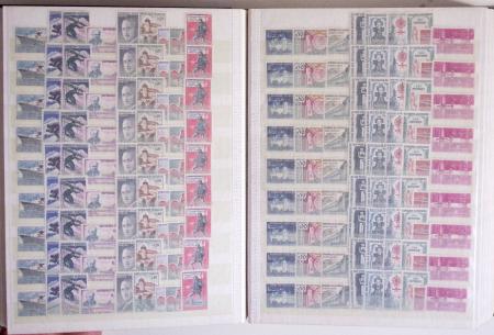 1945-1988, Stock de France en 5 classeurs, neufs avec
