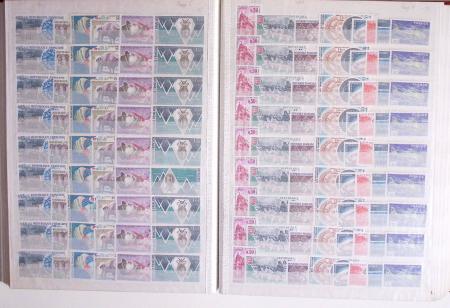 1945-1988, Stock de France en 5 classeurs, neufs avec