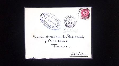 37 lettres, cartes postales et documents concernant