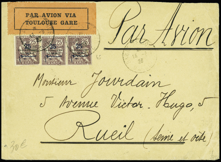 Maroc n°45, bande de 3 obl Rabat Résidence (14.6.23) sur lettre pour Rueil avec rare étiquette saumon "par avion via Toulouse-gare". Rare et TB